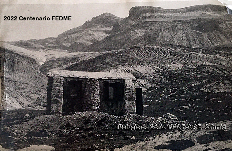 [Descripción de imagen: fotografía en blanco y negro del refugio de Góriz. 1922. Foto, E. Schmid]