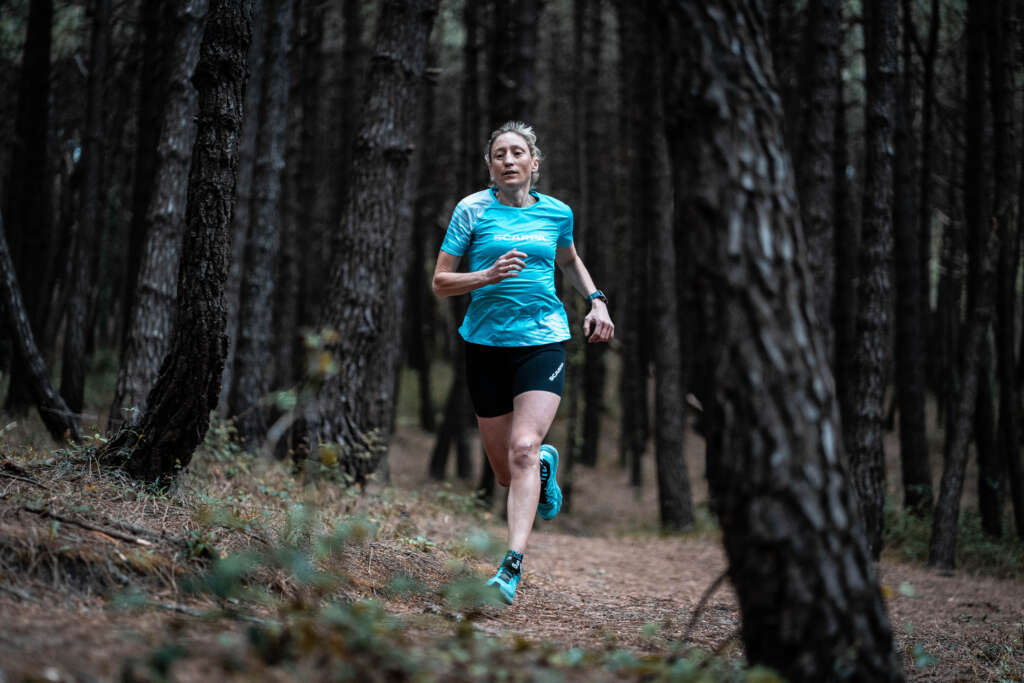 Foto de Portada: Silvia aparece corriendo en medio de un pinar. Con atuendo deportivo, pantalón corto negro y camiseta y zapatillas azules