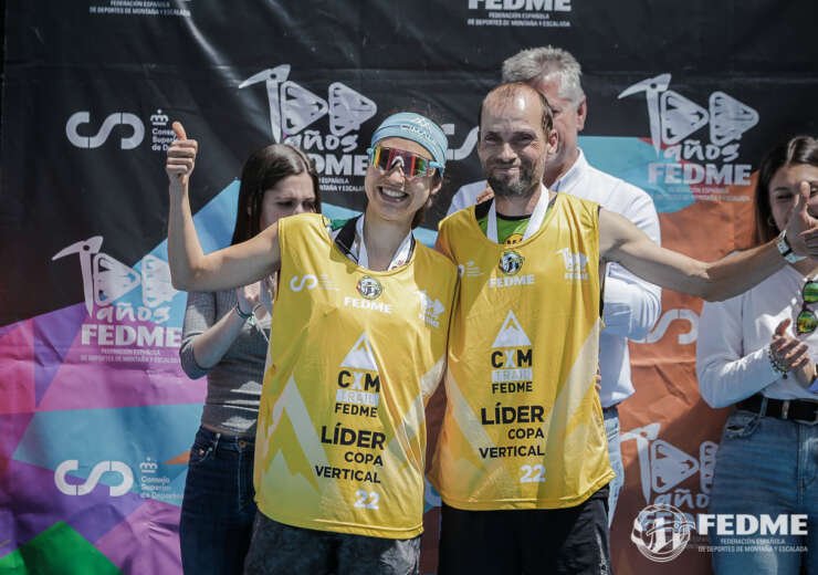 Descripción de la foto de portada: Silvia Lara y José Antonio Bellido en el momento de recibir el dorsal de Ganador de Copa de España