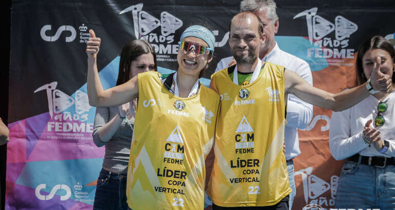 Descripción de la foto de portada: Silvia Lara y José Antonio Bellido en el momento de recibir el dorsal de Ganador de Copa de España