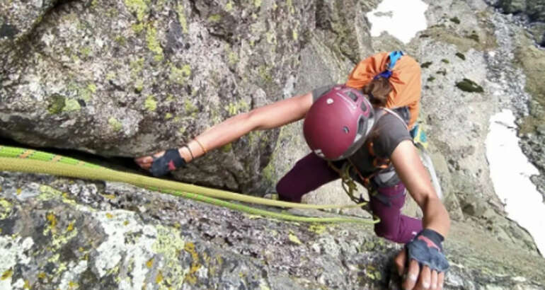 Descripción de la foto de portada: Escaladora del Equipo Femenino de Alpinismo en un momento del ascenso por pared de roca en Galayos