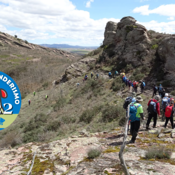 Foto de portada Fotografía en color que presenta a un grupo de senderistas del club Montañeros de Aragón de Zaragoza caminando en el entorno de la Sierra de Lituero. En la parte de la izquierda el logotipo de la Semana de Senderismo 2022