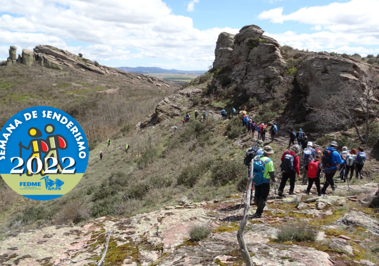 Foto de portada Fotografía en color que presenta a un grupo de senderistas del club Montañeros de Aragón de Zaragoza caminando en el entorno de la Sierra de Lituero. En la parte de la izquierda el logotipo de la Semana de Senderismo 2022