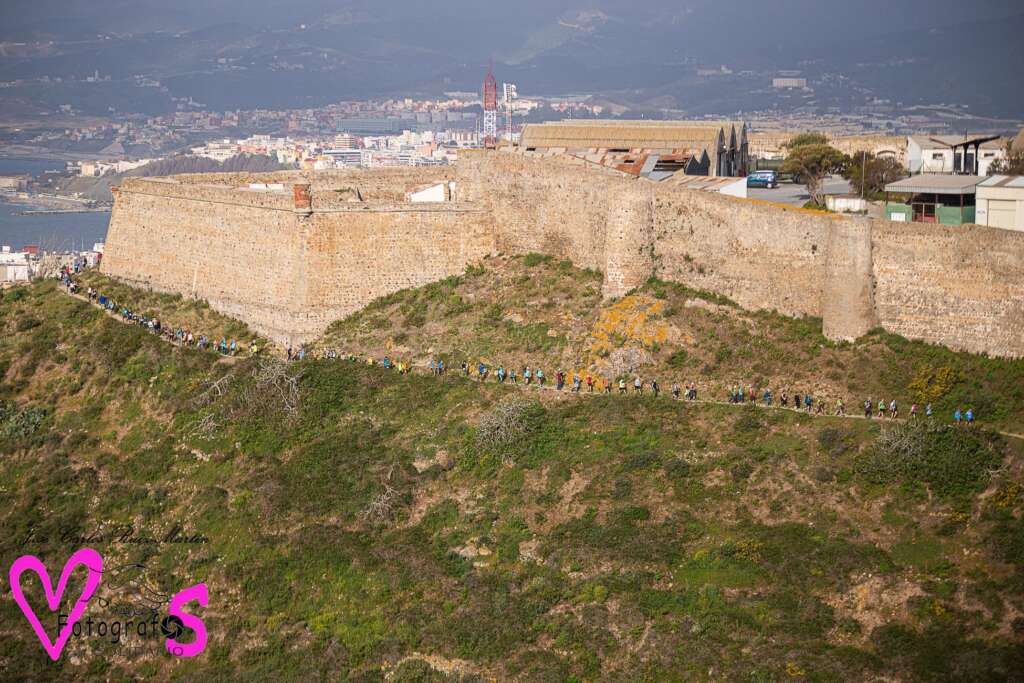 Foto. XV Vuelta andando a Ceuta. 30 de abril. Ceuta
Fotografía que ilustra el paso de los participantes de la ruta por la senda que discurre bajo las fortificaciones de Ceuta.
