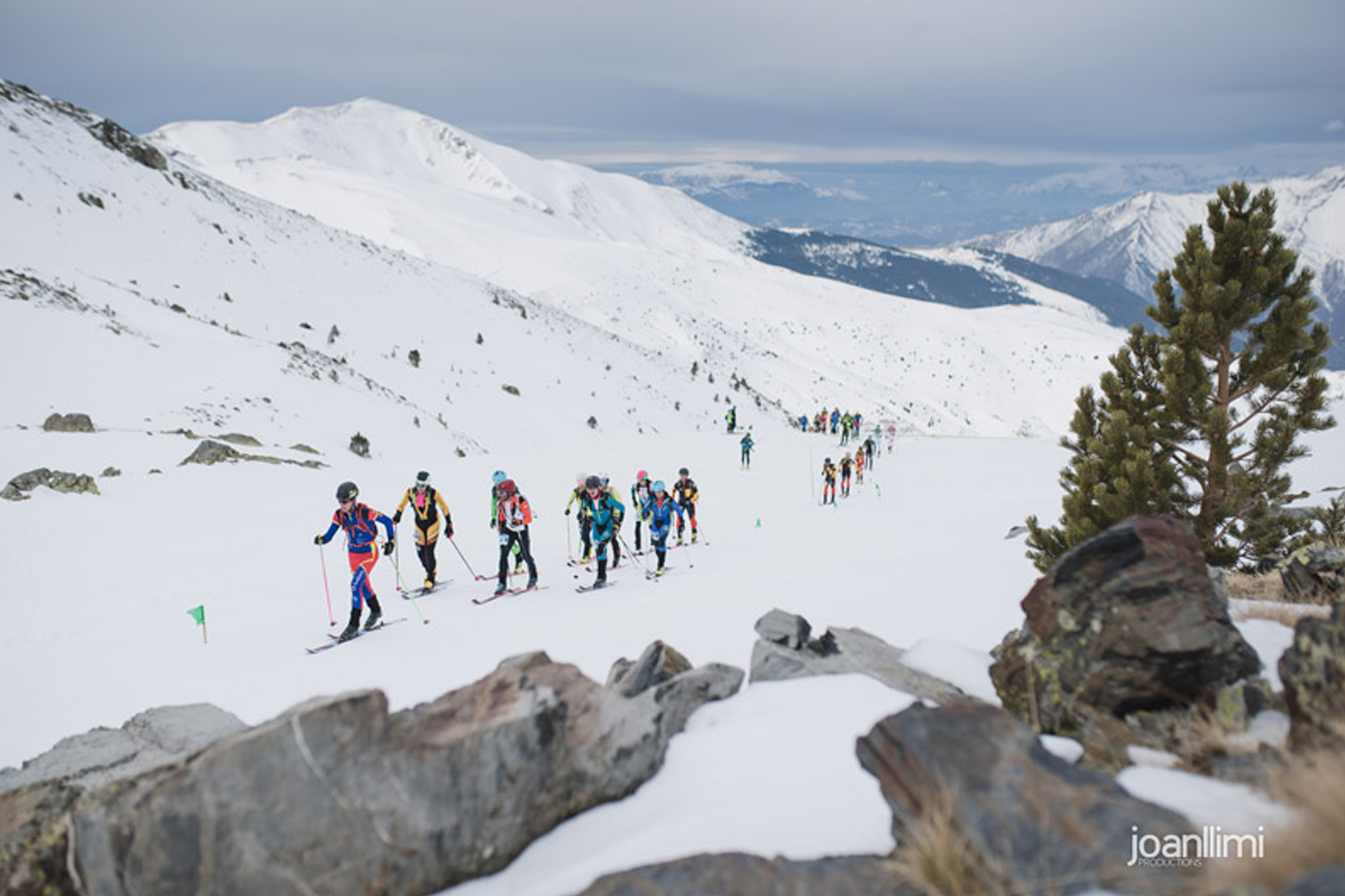 fotografia de portada: grupo de esquiadores en una prueba de las pruebas de skimo del circuito nacional