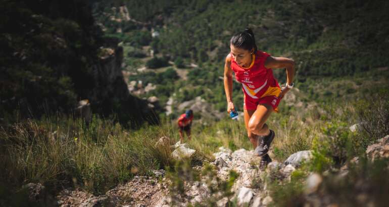 Descripción fotografía portada: Gemma Areanas durante un momento de entrenamineto durante la concentración de la selección española de carreras por montaña