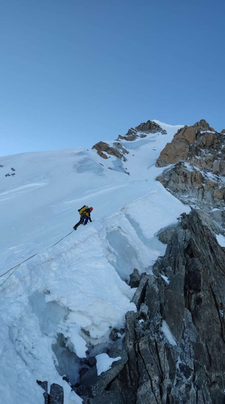 10 Por encima del Pilar del Angle hacia Mont Blanc de Courmayeur, cuarto día - iker madoz