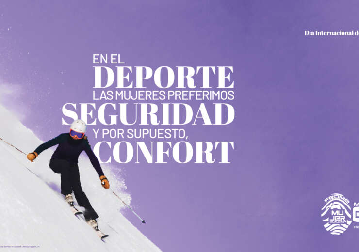 Aparece una esquiadora bajando una pronunciada ladera de nieve. Va vestida de negro y casco blanco. Insertada en la foto puede leerse: 8M Día internacional de la mujer y el eslogan "En el deporte las mujeres preferimos seguridad y por supuesto confort". Y abajo el logo de FEDME