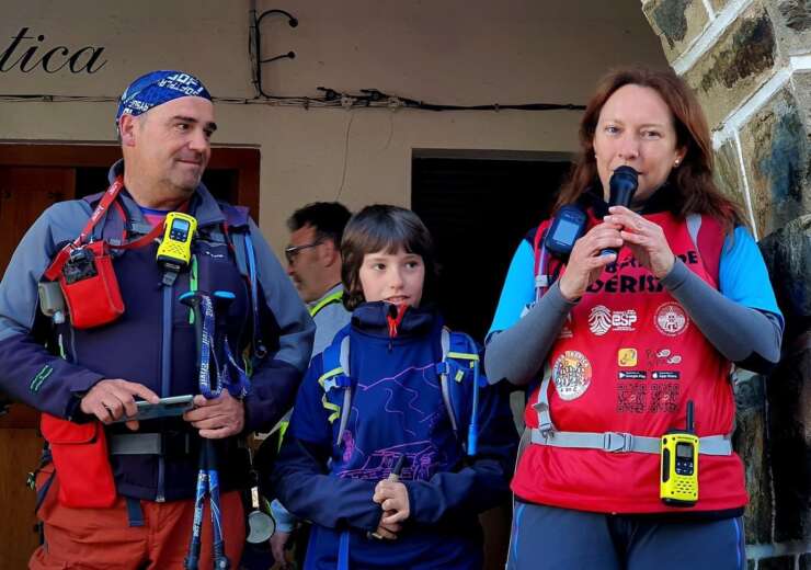 Fotografía en color que representa a un grupo de senderistas participantes de la Liga de Senderismo 2022, llegando al refugio de San Francisco en Granada