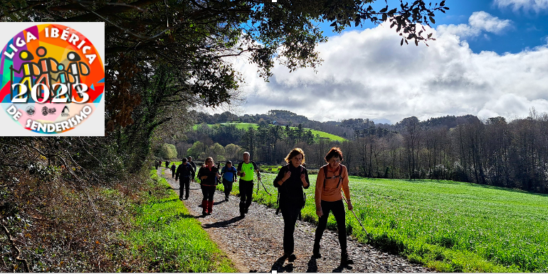 Foto en color que presenta a unos senderistas caminando por un camino en el medio natural, en una actividad perteneciente de la Liga Ibérica de Senderismo