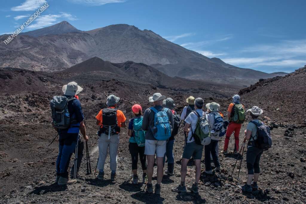 Un grupo de personas haciendo senderismo