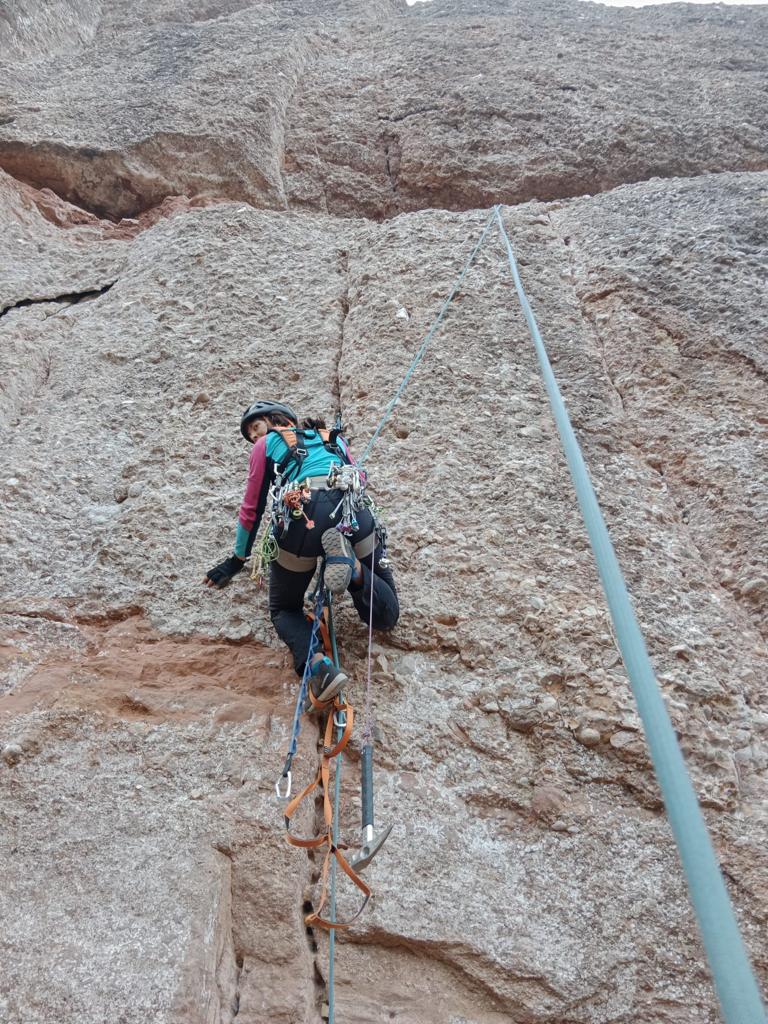 Una de las escaladoras del equipo subiendo una pared de roca.