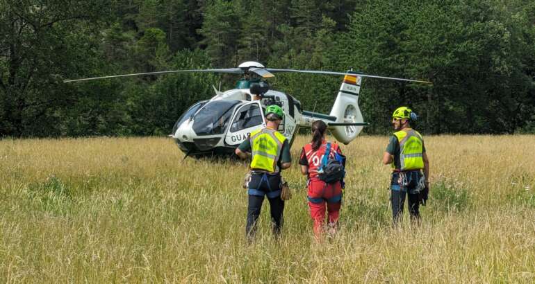 Nuria con dos especialistas del GREIM vuelven al helicóptero tras un rescate.