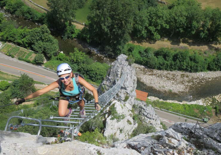 Ferrata Escalera al cielo en La Hermida (Cantabria), entre rocas, es aérea y se mueve la escalera metálica que produce una sensación de adrenalina y fuerza.