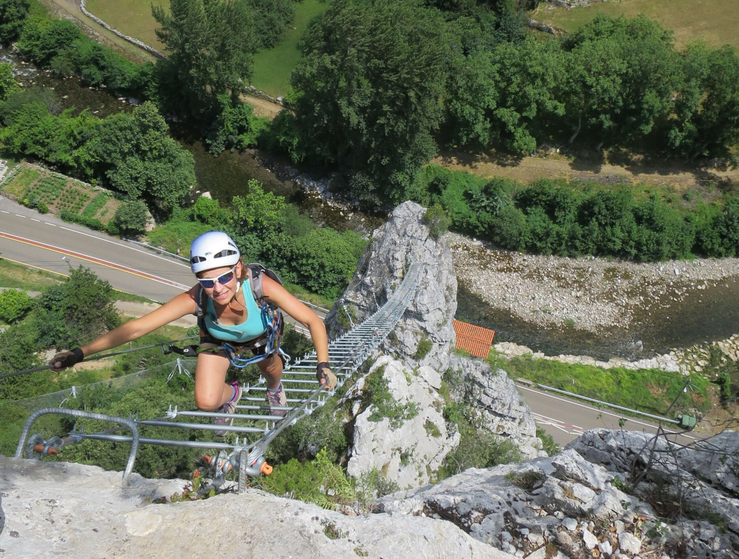 Ferrata Escalera al cielo en La Hermida (Cantabria), entre rocas, es aérea y se mueve la escalera metálica que produce una sensación de adrenalina y fuerza.