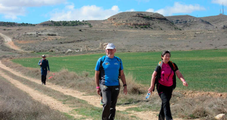 Imagen en color que presenta a Toñi Sesma y Joaquín Bordonaba, senderistas que encabezaron en 2023 el ranking de finalistas en sus categorías, haciendo senderismo.