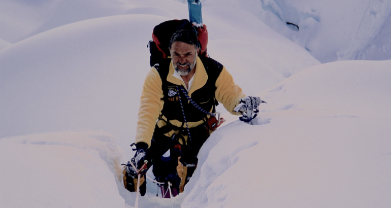 Isidoro aparece en primer plano hundido en la nieve, en La Ice Fall del Everest en 1.999